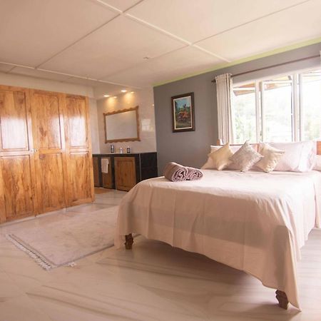 Azamat Self-Catering Apartment Pointe La Rue Bagian luar foto
