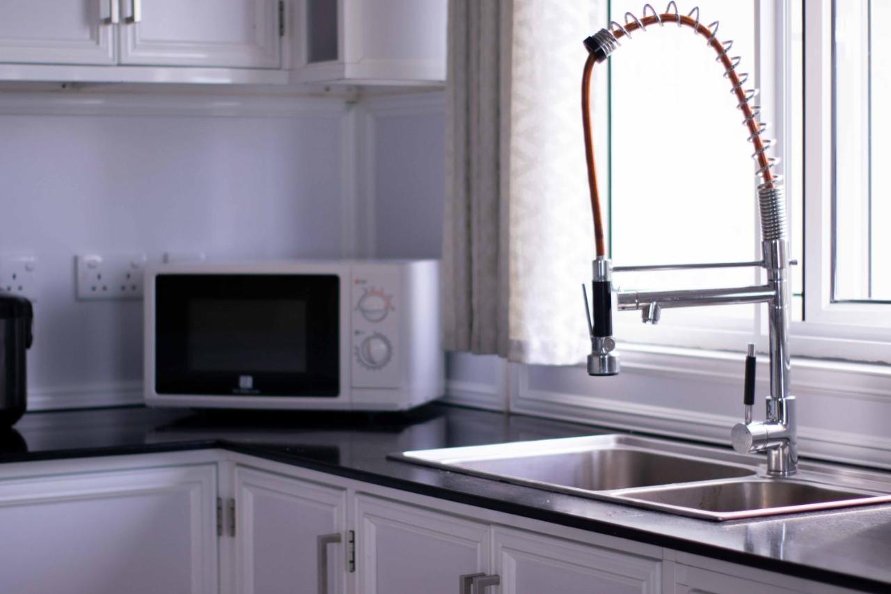Azamat Self-Catering Apartment Pointe La Rue Bagian luar foto