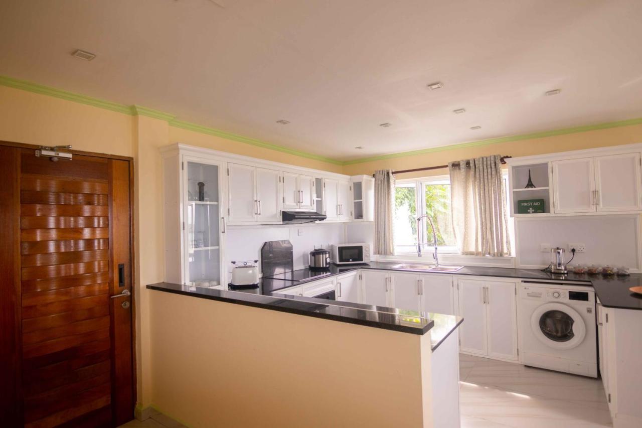 Azamat Self-Catering Apartment Pointe La Rue Bagian luar foto