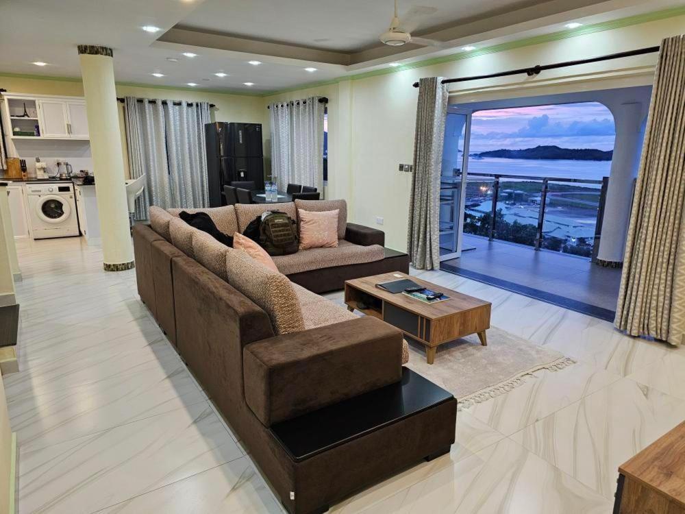 Azamat Self-Catering Apartment Pointe La Rue Bagian luar foto